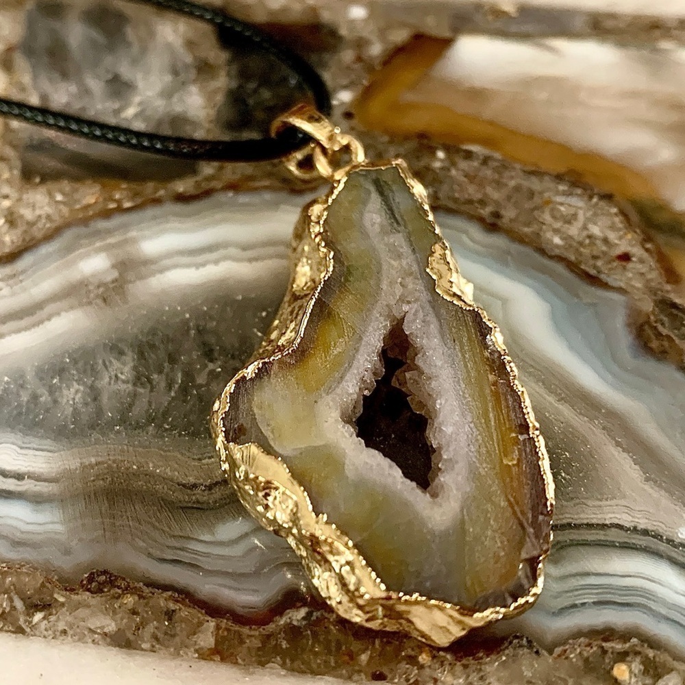 2208 Natural Agate Geode Pendant Necklace with Gold Tone Plated Accents